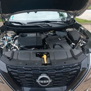 4. Das Antriebskonzept: Nissan stellt mit seinem 157 kW/213 PS starken E-Power-System ein E-Auto-Fahrgefühl ohne Reichweitenangst in Aussicht. Unter der Motorhaube verbirgt sich ein 116 kW/158 PS starker Benziner, der von zwei Elektromotoren an der Vorder- und Hinterachse flankiert wird. Die beiden Elektromotoren treiben die Räder an, der Benziner erzeugt den dafür nötigen Strom, indem er den Generator antreibt. Bei einer Beschleunigung vom Stand aus hat man im X-Trail tatsächlich den Eindruck, am Steuer eines E-Autos zu sitzen: Das sofortige Ansprechen sorgt für ein hohes Drehmoment und eine agile Beschleunigung – an Ampeln genauso wie bei Überholmanövern auf der Autobahn. Der Start erfolgt stets im EV-Modus, der Benziner schaltet sich relativ dezent dazu. Für den Sprint von 0 auf 100 km/h benötigt das SUV gerade einmal sieben Sekunden. Schluss ist bei 180 km/h. (Bild:  Mauritz – VCG)