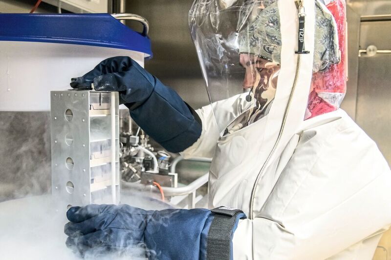 Arbeit im S4-Labor: Entnahme von Virusproben aus dem Cryotank. Die Proben lagern hier gekühlt in flüssigem Stickstoff bei -160°C (Schnartendorf/RKI)