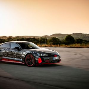 Die RS-Variante leistet mit zwei Elektromotoren glatte 440 kW/600 PS. (Bild:  Audi)