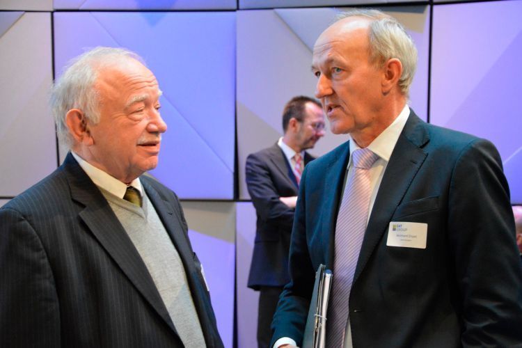 ZDK-Ehrenpräsident Bernhard Enning (links) sprach mit VDIK-Präsident Reinhard Zirpel. (Achter / »kfz-betrieb«)