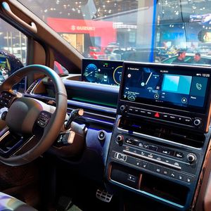 Den kantigen Innenraum dominiert eine großes Display vor dem Armaturenbrett.(Bild:  Wehner - VCG)