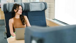 Während die ersten ausgelieferten ICE Neo 3 noch im alten Innendesign auf die Schiene rollten, sollen künftig gebaute Züge bereits das neue Interieur der Bahn erhalten. (Bild: Deutsche Bahn AG / Max Lautenschläger)