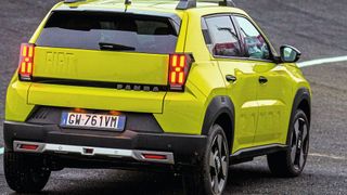 Für das Grande-Panda-Format wurde der italienische Bär tatsächlich auf knapp vier Meter Länge gestreckt. (Bild: Stellantis)