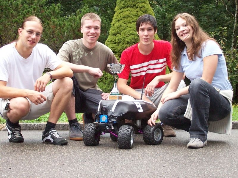 Das Würzburger Studententeam mit MERLIN und dem Siegerpokal der C-ELROB: (v. li.) Manuel Stahl, Daniel Eck, Martin Hess und Doris Aschenbrenner. (Archiv: Vogel Business Media)