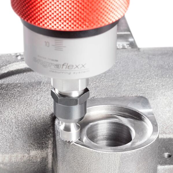 Das Werkzeug Engraflexx ermöglicht das automatische Entgraten von Kanten, beispielsweise von Druckgussteilen, auf CNC-Maschinen. (Gravostar)