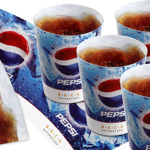 Bild 1: Moderne Verpackungen aus Kunststoff haben nicht nur funktionale Merkmale, sondern dienen auch als Kommunikationsmittel und Eye-Catcher. Entscheidend ist dabei auch die wirtschaftliche Applikation von Werbung. Beck Automation aus der Schweiz gilt als Experte auf diesem Gebiet.