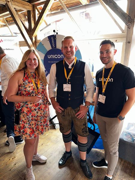 Das Glücksrad von Unicon ist immer sehr begehrt bei den Gästen, (v. l.) Michaela Ebeling, Denis Brendelberger und Nicolai Stößer. (Bild: Vogel IT-Medien )