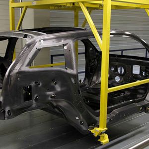 So hatte er eine Karosserie aus kohlefaserverstärktem Kunststoff (CFK).(Bild:  BMW)