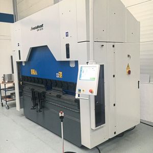 Bild 1: Bei der Anlieferung kamen Zweifel auf, ob die Gesenkbiegemaschine den Vorgaben der Norm DIN EN12622 entsprach, trotz vorhandenen CE-Zeichens. 