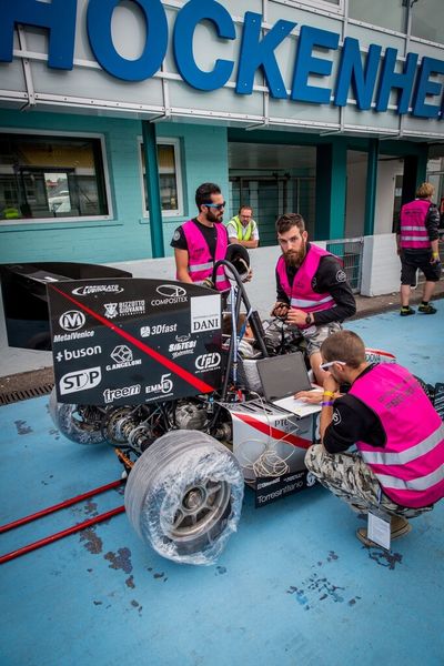 Bereits seit 10 Jahren kämpfen Studententeams aus aller Welt am Hockenheimring bei Formula Student Germany mit ihren selbstkonstruierten Rennboliden um den Sieg. (Formula Student Germany/ Bergan)