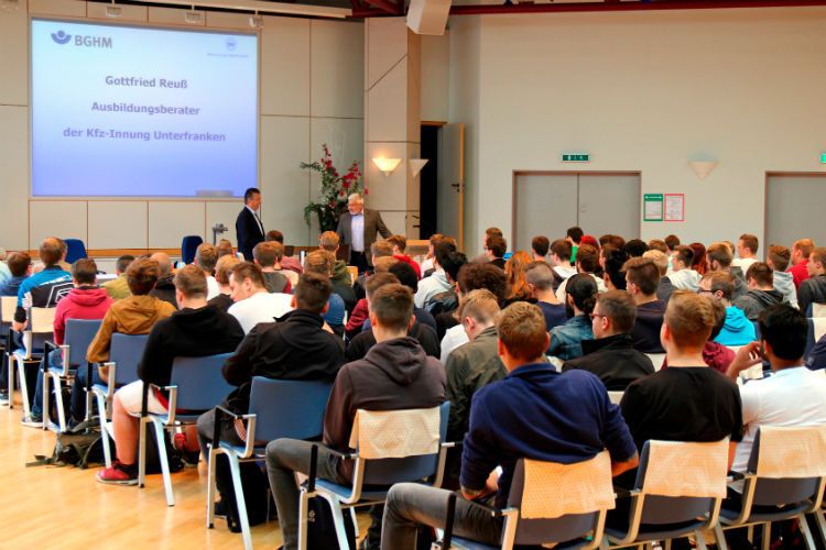 Die Kfz-Innung Unterfranken führte ihre Einführungsveranstaltung für die jungen Männer und Frauen bereits zum fünften Mal durch. (Innung)