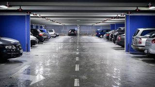 Die Akzeptanz der Elektromobilität steht und fällt mit der Möglichkeit, das Fahrzeug am Wohnort zu laden. Tiefgaragen und Gemeinschaftsgaragen in Mehrfamilienhäusern sind problematisch. (Bild: frei lizensiert bei Pixabay)
