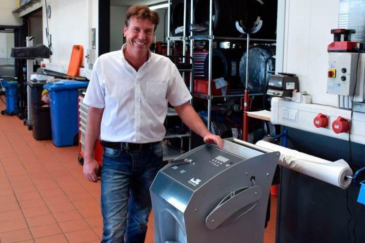 Alexander Schmid investiert permanent in neue Werkstattausstattung. (Rubbel)