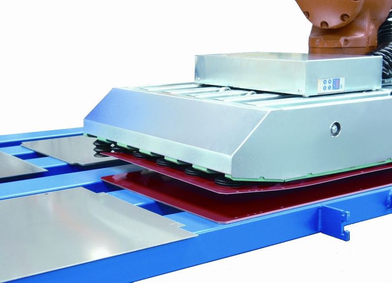 Der Vorsauger. Er schält die oberste Platine ab, die dann vom Roboter angehoben und gehandhabt wird. Bilder: RAS (Archiv: Vogel Business Media)