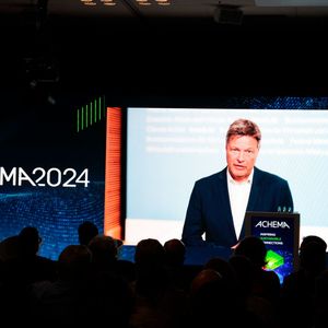 Mit seinen Grußworten eröffnet Wirtschaftsminister Robert Habeck die Achema.(Bild:  Ernhofer / PROCESS)