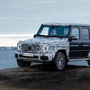 Merdedes hat die G-Klasse überarbeitet. Leichte Modifikationen an der Front verbessern die Aerodynamik.(Bild:  Mercedes-Benz)