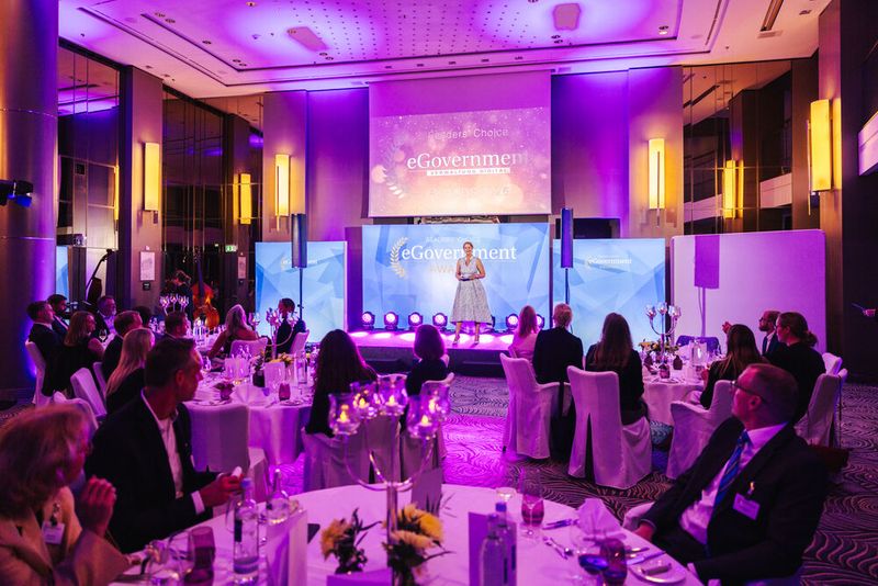 Dann wurde es nochmal spannend: Moderatorin Margit Lieverz leitete zur Verleihung der „eGovernment Readers’ Choice Awards“ über. (Bild: Offenblende)