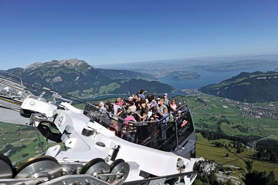 Die Fahrgäste auf dem Oberdeck befinden sich bei der Cabrio-Bahn über den Zug- und Tragseilen.(Bild:  Stanserhorn-Bahn)