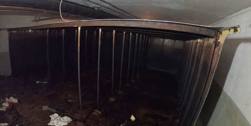 Diesen rund 50.000 Liter fassenden Öltank in der Wasenäcker Grundschule demontiert der Jehle-Trupp mit drei Mitarbeitern und Trumpf-Nibbler in gut zwei Tagen. (Bild: Trumpf)