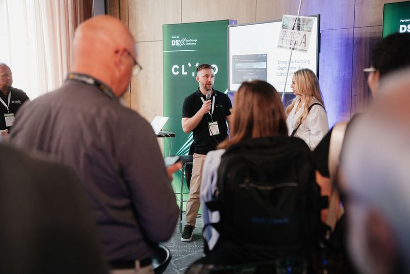 Am Clyso-Stand erläuterte Alexander Damm die Ceph-Welt. (Bild:  Manuel Emme Fotografie)