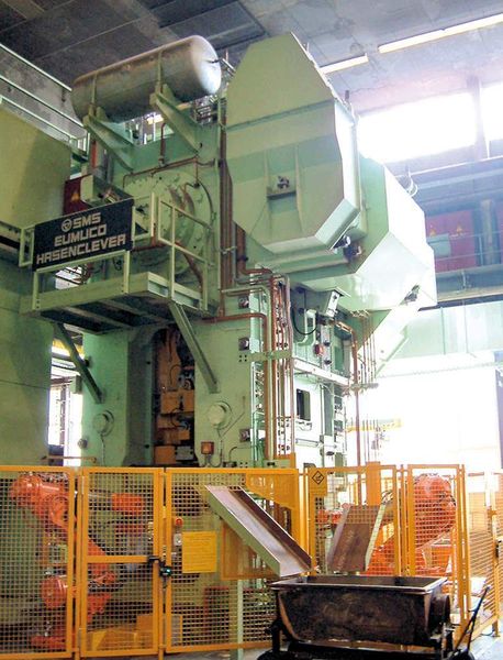 Bild 3: Bei dieser Schmiedepresse, die im Dreischichtbetrieb arbeitet, hat ein Isoliersystem aus geschichteten, viskoelastischen Platten eine Stilllegung verhindert. (Archiv: Vogel Business Media)