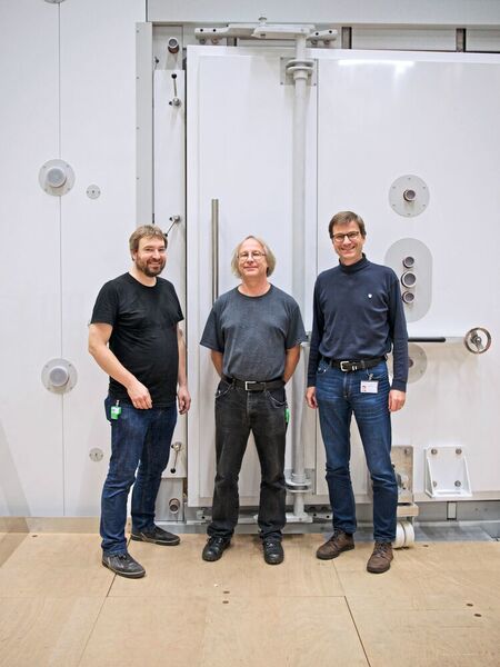 v.l.: Georg Bison, Bernhard Lauss und Klaus Kirch vor der Tür des Abschirmraums.  (Paul Scherrer Institut/Markus Fischer)