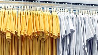 Mewa versorgt etwa 184.000 Kunden aus Industrie, Handel, Handwerk und Gastronomie mit Berufskleidung.  (Mewa Textil-Service AG & Co. Management OHG)