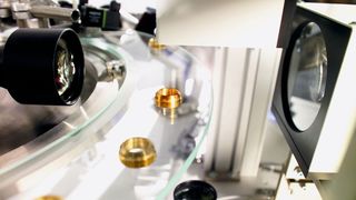 Kameras liefern die Daten, um mit Künstlicher Intelligenz die Qualität eines produzierten Guts zu überwachen.  (Hörmle GmbH)