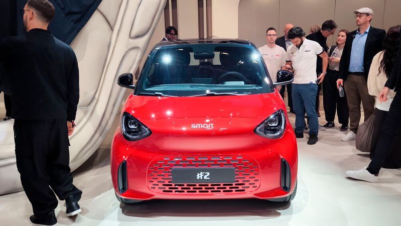 Auf dem Smart-Stand in Paris tummeln sich rund um den neuen #2 viele neugierige Messebesucher.(Bild:  SP-X/Mario Hommen)