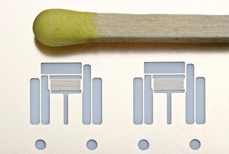 Größenvergleich: Heraeus spricht von Mikrostanzen bei Materialstärken unterhalb von 0,2 mm und geometrischer Konturabmessung kleiner oder gleich 0,16 mm – dies ist Standard bei dem Edelmetall- und Technologieunternehmen. (Bild: Heraeus)