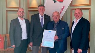 Besondere Ehrung in der Innung Freudenstadt-Calw: (v. l.) Lennart Nöller (Geschäftsführer Kreishandwerkerschaft Freudenstadt) und Rainer Biedermann (Vizepräsident Kfz-Verband Baden-Württemberg), ehrten Willi Klumpp im Beisein von Obermeister Eberhard Röller. (Bild: Kfz-Innung Freudenstadt-Calw)