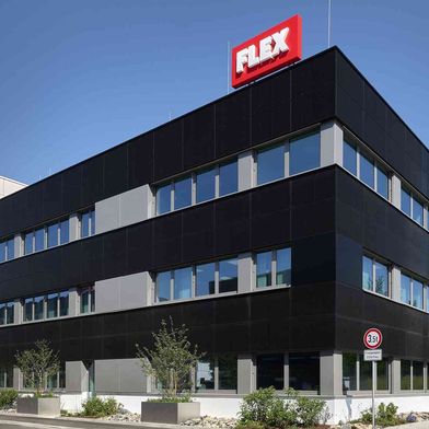 Der neue Firmensitz von Flex Elektrowerkzeuge in Steinheim an der Murr verbindet klare Architektur mit einer vollständig integrierten PV-Fassade auf rund 700 m². (Bild: Richard Becker)