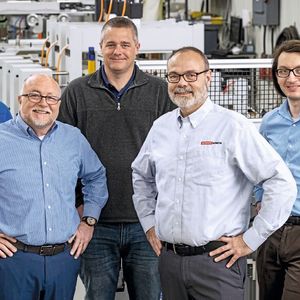 Bei CMD vor Ort (v. l. n. r.): Don Seichter (Regional Sales Manager, Beckhoff), Scott Fuller (Product Line Manager Intermittent Motion Products) und Elektroingenieur Jason Plutz (beide CMD) sowie Applikationsingenieur Dave Ross und Rob Lecheler (allgemeiner technischer Support, beide Beckhoff)(Bild:  Beckhoff)
