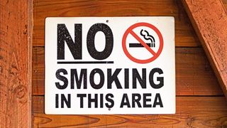 Nichtraucher-Zonen sind nicht wirklich racuhfrei, denn – Menschen geben gefährliche Teer- und Nikotinablagerungen aus Tabakrauch auch in Nichtraucherumgebungen ab. (Symbolbild) (Bild: gemeinfrei)