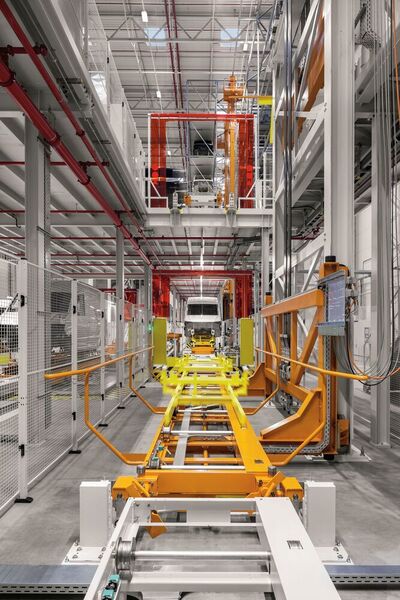Auf dem Fabrikgelände entstanden eine moderne Lackiererei, Hallen für den Karosseriebau und die Fahrzeugmontage sowie ein Lieferantenpark mit Logistikflächen. (Zumtobel/Henning Moser)