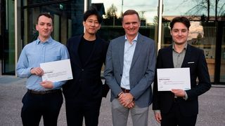 Martin Oswald, Tenzin Langdun (Gewinner des Publikumspreises, beide ZHAW), Gerd Scheller, Country CEO Siemens Schweiz, Joel Becker (Gewinner des Jurypreises, FHNW), v.l.n.r. (Bild: Siemens)