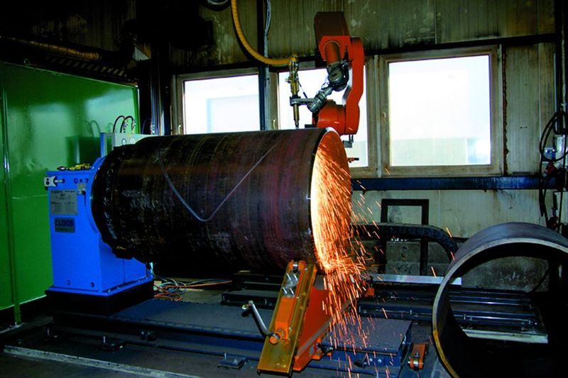 Schnell und präzise arbeitet der Autogen-Schneidbrenner individuelle Ausschnitte in die bis zu 70 mm starken Stahlblechrohre. Während der Cloos-Roboter den Brenner sicher über das eingespannte Rohr bewegt, dreht der Positionierer das Werkstück simultan. (Archiv: Vogel Business Media)
