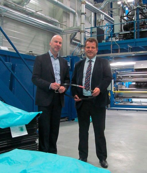 Konrad Ummen (links), Mitglied der Geschäftsführung der Arntz Optibelt Gruppe und Csaba Kala (Werksleiter/GF) Optibelt Power Transmission SRL, Tauthi Magheraus, Rumänien (Bild: Arntz Optibelt)