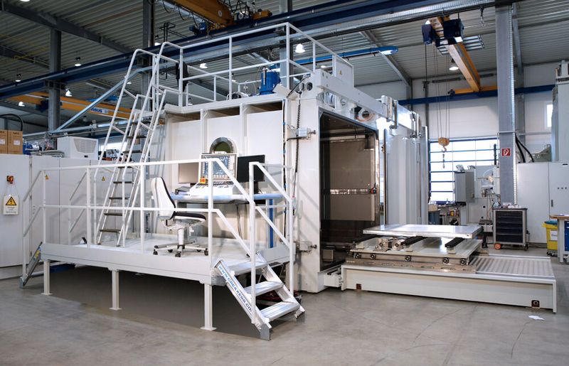 Zur Werkstückbewegung sind die Ebocam Elektronenstrahlmaschinen mit einem Koordinatentisch (2-Achsen, x-y-Tisch) oder einer Linearbewegung (1 Achse, x-Tisch) ausgestattet. (Bild: SST Steigerwald Strahltechnik)