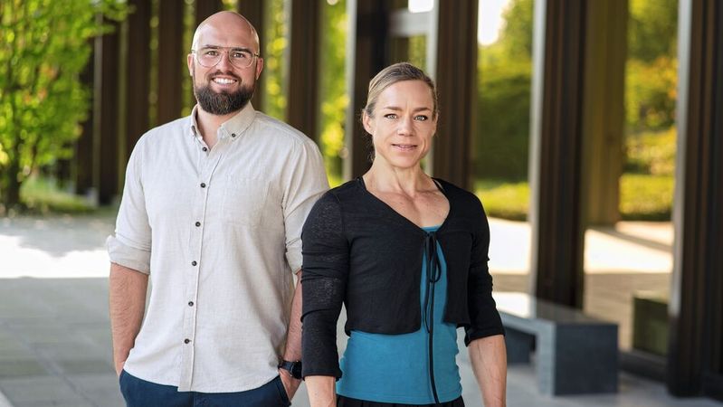 Die Paderborner Wissenschaftler Dr. Sandra Gausemeier (re.) und Dr. Tim Lehmann (li.) erforschen neue Technologien für sicheres autonomes Fahren.(Bild:  Thorsten Hennig | Universität Paderborn)