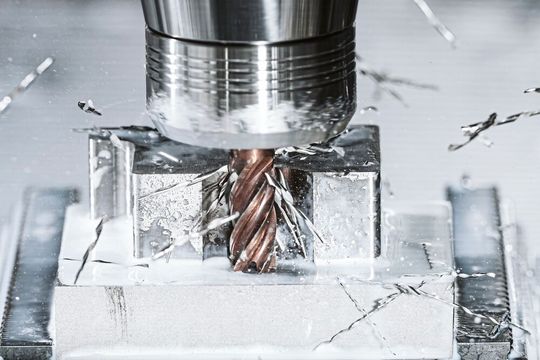 To maximize heat dissipation, the "MonsterMill – ISO-S" was geometrically adapted to generate as little heat as possible during the machining process: Polished flutes and a perfectly matched coating minimize friction and ensure efficient chip evacuation.(Source: Ceratizit)