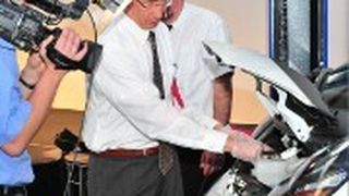 Beim 2. ZDK-Technikforum konnten die Teilnehmer live die Diagnose und Instandsetzung eines E-Mobils verfolgen. (Foto: Schmidt)