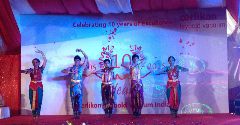 Ein traditioneller Tanz während der Festveranstaltung zum zehnjährigen Bestehen von Oerlikon Leybold India. (Bild: Oerlikon Leybold)