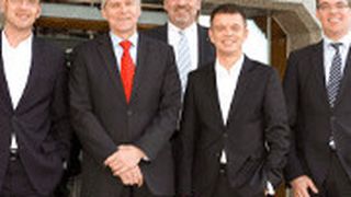 Besiegelten die Kooperation: (von li.) Nico Werner (Dürkop), Clemens Klinke (Dekra), Erik Wakolbinger (Dekra), Stefan N. Quary (Dürkop) und Jann Fehlauer (Dekra). (Foto: Dekra )