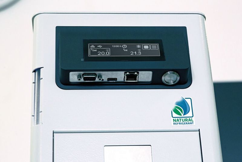 2 Mit der intuitiven Menüführung sind alle Funktionen einfach und schnell erreichbar. Klare Warnhinweise und verständliche Meldungen gewährleisten jederzeit einen sicheren Umgang mit den Geräten. Neben RS232- und USB-C-Schnittstelle sind Valegro-Umlaufkühler auch mit Ethernet (optional) verfügbar. Alle Schnittstellen sind direkt unter dem Display angebracht und von vorne leicht zugänglich.  (Bild: Julabo GmbH)