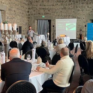 Gebannt folgten die Mitglieder dem Vortrag von Bjoern Hering, einem zertifizierten Berufs-Hacker, der Autohäuser und Autos ins Visier nimmt. (Bild:  Doris S. Pfaff  - VCG)