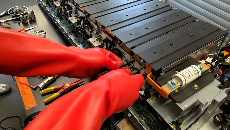 Die Fehlersuche an Hochvoltbatterien ist ein neues Fachgebiet in der Kfz-Werkstatt – dafür braucht es die passende Ausbildung.(Bild:  Rosenow – VCG)