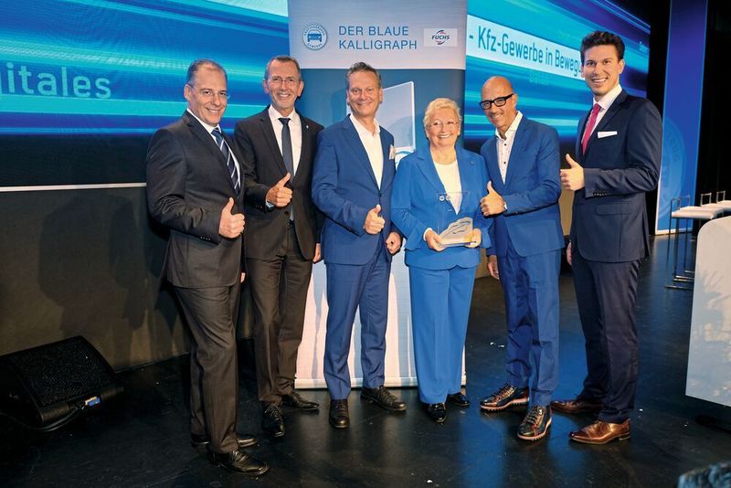 Der Kalligraph in Gold ging an Dietline Stüben-Endres von der Vestische Innung. Es gratulieren (v. li.) Klemens Hellenbrand, Geschäftsführer Landesverband Nordrhein-Westfalen, und LV-Präsident Frank Mund sowie Arne Joswig, Michael Förster und Stephan Lenz, Verkaufsleiter beim Sponsor Fuchs Schmierstoffe.   (Zietz/»kfz-betrieb«)