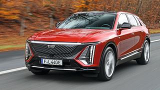 Sein Deutschland-Debüt gibt Cadillac jetzt mit dem mindestens 80.500 Euro teuren, breitschultrigen 5-Meter-SUV Lyriq. (Bild: www.weigl.biz)