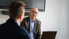 Prof. Dr. Claudio Zuccaro im Gespräch über die Vorteile von Model-Based Systems Engineering (MBSE) und die Potenziale von KI in der Produktentwicklung. (Bild: Bechtle PLM)